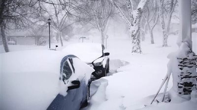 انقطاع التيار الكهربائي في ويسكونسن وإلغاء مئات الرحلات الجوية في شيكاغو بسبب العواصف الثلجية