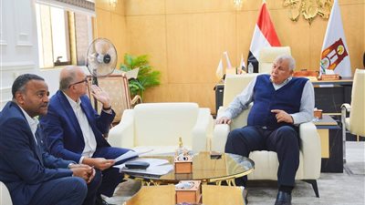 محافظ الوادي الجديد يبحث خطة المرحلة الثانية من مشروع توصيل الغاز الطبيعي للخارجة