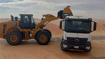 إزالة الكثبان الرملية ووضع علامات إرشادية وترميم الحفر بطرق الوادي الجديد