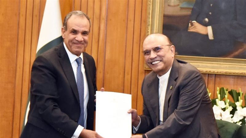 وزير الخارجية مع