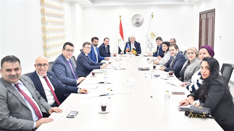 عاشور يستقبل سفير