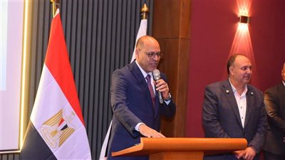 وزير العمل يفتتح محطتين للطاقة الشمسية داخل 