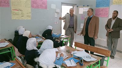 مدير مديرية التعليم بأسيوط يحيل موظفي إدارة البداري للتحقيق ويكرم مديرى مدرستين 