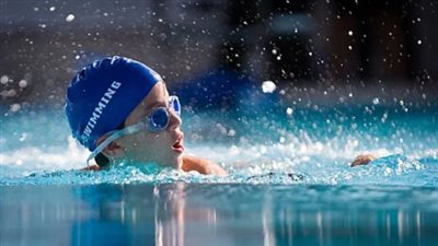 أكلات ممنوع تقديمها للاعب السباحة قبل البطولات 