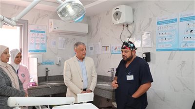 محافظ الإسماعيلية يتفقد وحدة طب الأسرة بقرية عين غصين (صور)