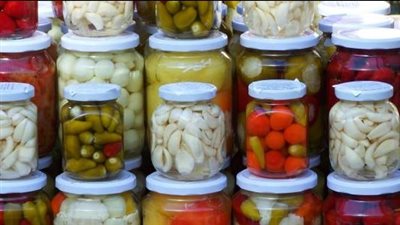 استشاري يحذر من وضع الخل على المخللات 