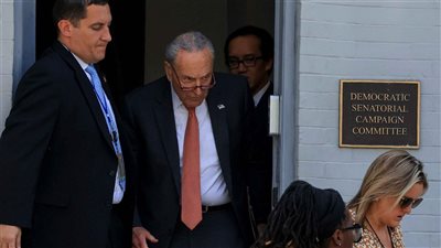 زعيم الديمقراطيين بمجلس الشيوخ: لن نسمح بالحرب في فنزويلا دون موافقة الكونجرس 