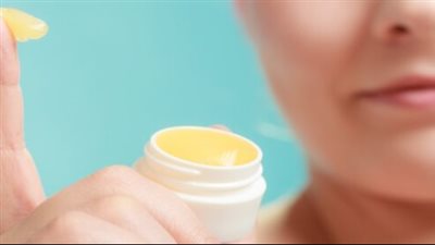 فوائد وأضرار استخدام الفازلين على البشرة 