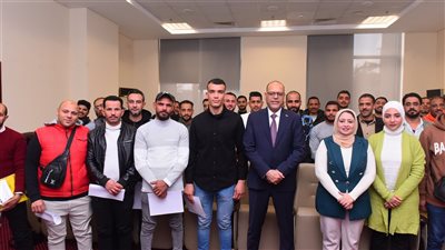 جبران يسلم 25 عقد عمل جديد لشباب مصري للعمل بالإمارات