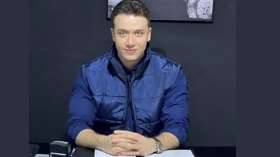 أشقر وعيونه ملونة، حكاية صورة طبيب أمراض نفسية هزت مواقع التواصل وأثارت جدلًا واسعًا