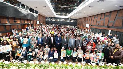 محافظ أسيوط يكرم 30 فائزًا ويمنح 165 ألف جنيه للمشاركين بمسابقة لمحات من الهند (فيديو) 