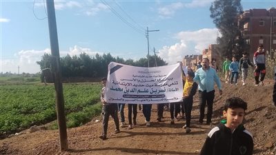 باللافتات، طلاب ومعلمي مدرسة ميت حديد بالدقهلية يشاركون في جنازة معلمة الدراسات