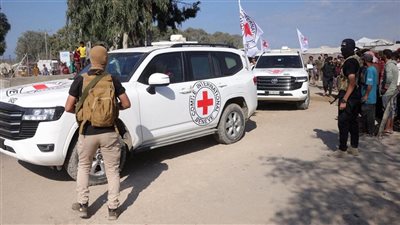 إسرائيل تتسلم متعلقات من غزة عبر الصليب الأحمر
