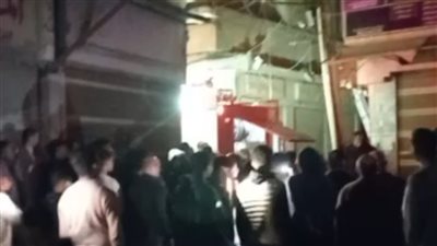 15 سيارة إطفاء للتعامل مع حريق مخزن ملابس بسوق الخواجات بالدقهلية 