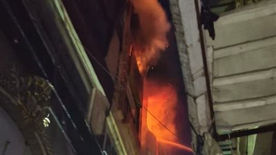 نيران تتساقط من السماء، اللقطات الأولى لحريق سوق الخواجات في المنصورة (فيديو)