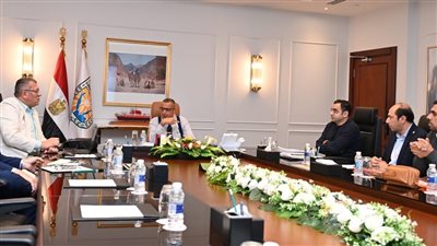 محافظ جنوب سيناء يبحث مع الشركة الوطنية لخدمات الاتصالات تعزيز التعاون المشترك