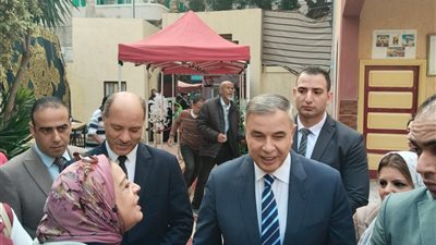 محافظ الإسكندرية يتفقد لجان انتخابات الإعادة بدائرة الرمل 