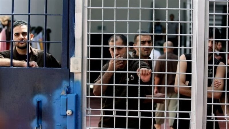 أسرى فلسطينيون في