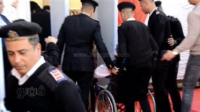 انتخابات مجلس النواب 2025، رجال الشرطة يحملون مسنا للتصويت في إمبابة (فيديو) 