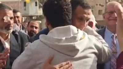 بالورود، طلاب علوم المنوفية يصنعون ممرًّا شرفيًّا لتكريم عميد الكلية السابق