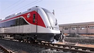 النقل تنشر صورا توضح إقبال المواطنين على استقلال القطار الكهربائي الخفيف LRT 