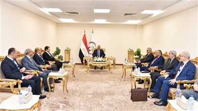 وزير الإنتاج الحربي يناقش مع 