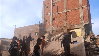 محافظ أسوان يتابع جهود التعامل مع انهيار عقار سكني ببركة الدماس (صور)
