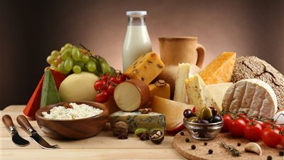 انخفاض 4 أنواع أكبرها في الشيدر، أسعار الجبن اليوم بالأسواق