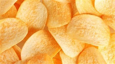 استشاري يحذر: الشيبسي والكولا يسببان الإدمان