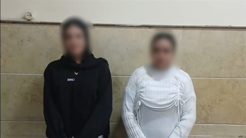  ضبط عاملين لتوزيع