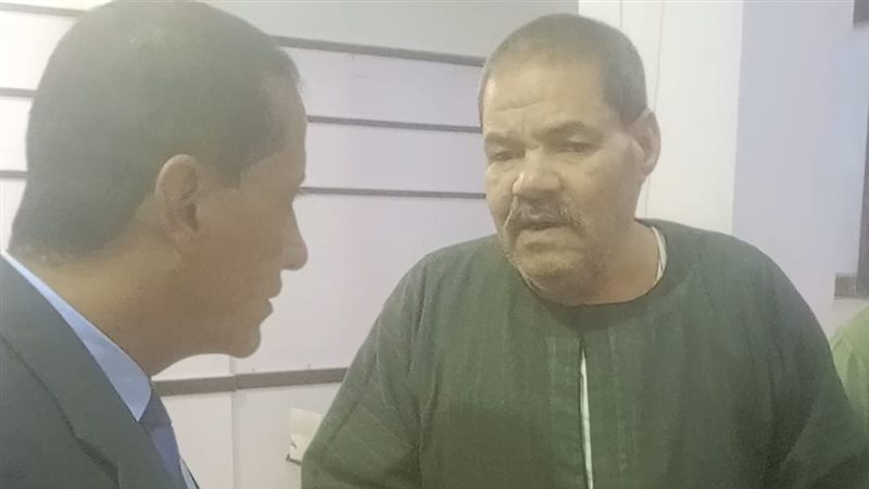رئيس لجنة يساعد كفيف،
