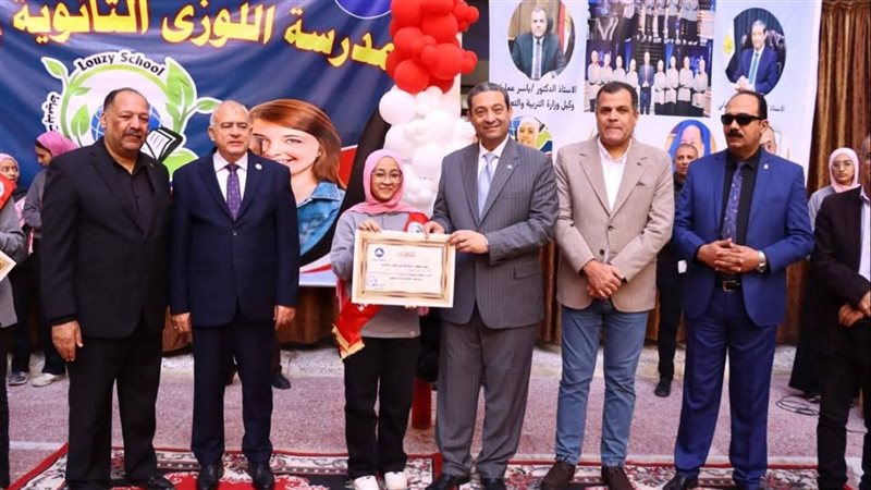 محافظ دمياط يُكرم