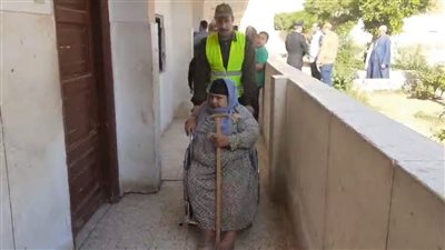 سيدة تدلي بصوتها على كرسي متحرك في انتخابات النواب بالبحيرة (صور)