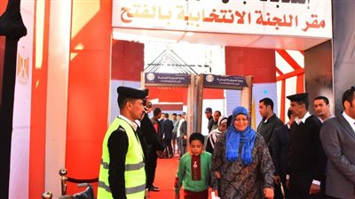 محافظ أسيوط يتفقد عملية التصويت بلجان انتخابات النواب (فيديو) 