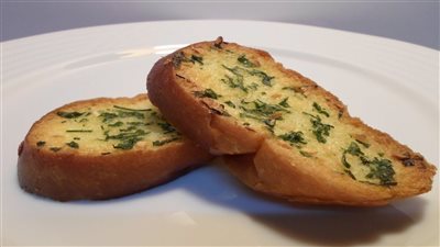 طريقة عمل الخبز بالثوم والأعشاب فى خطوات بسيطة