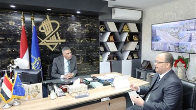 محافظ أسوان يبحث مع التأمين الصحي الشامل مشكلات تقديم الخدمات الطبية 