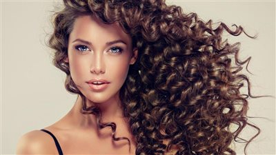 ترطيب الشعر الكيرلي بدون تكاليف، روتين طبيعي يعيد الحيوية واللمعان