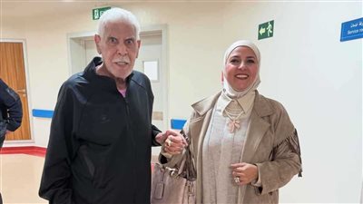 الأحفاد جمعتنا، إعلامية شهيرة تفاجئ حسن شحاتة داخل المستشفى (صور)