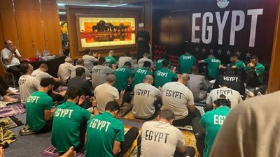 منتخب مصر المشارك بكأس العرب يؤدي صلاة الجمعة بجانب نظيره السوري 