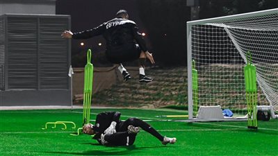 قفزة عشرينية لـ الحضري، منتخب مصر يخوض مرانه الأساسي استعدادا لمواجهة الإمارات في كأس العرب (صور)