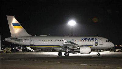 مسيرات مجهولة تثير الرعب قرب طائرة زيلينسكي أثناء زيارته أيرلندا (فيديو) 