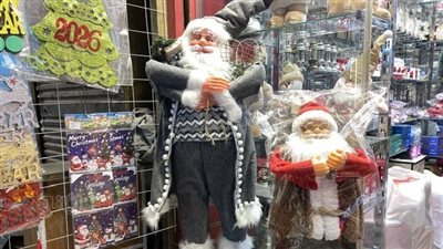 أسعار زينة وهدايا الكريسماس في درب البرابرة.. بابا نويل يبدأ من 25 جنيهًا والشجرة بـ 15.. والمحال تطرح منتجات جديدة لموسم 2026