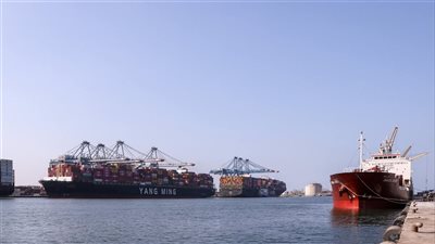 ميناء دمياط يعلن استقبال ومغادرة 22 سفينة خلال 24 ساعة