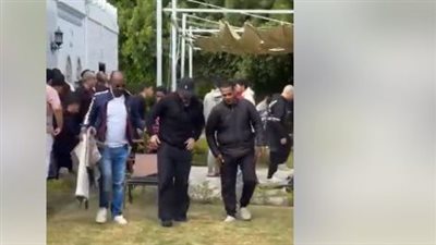 أول ظهور لـ تامر حسني بعد وعكته الصحية الأخيرة (فيديو)