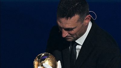 فيفا تحتفي بمدرب الأرجنتين قبل قرعة المونديال: صديق قديم