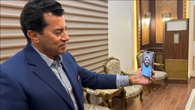 وزير الرياضة يجري مكالمة فيديو مع 