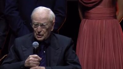 مايكل كين يلقي كلمة مؤثرة خلال تكريمه في مهرجان البحر الأحمر (فيديو)