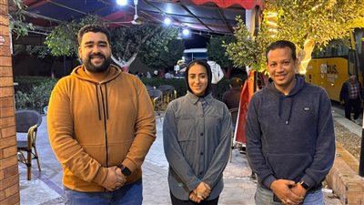 هي دي مصر الحقيقية، طالبة تعثر على آلاف الدولارات بساحة مسجد محمد علي بالقلعة وتسلمها للشرطة (صور)