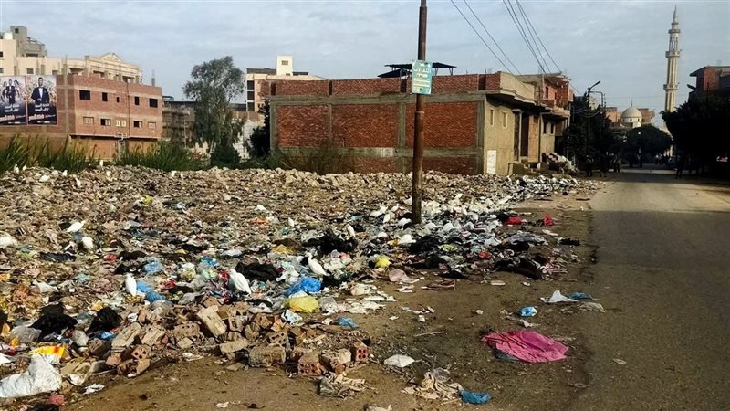 القمامة تحاصر عزبة