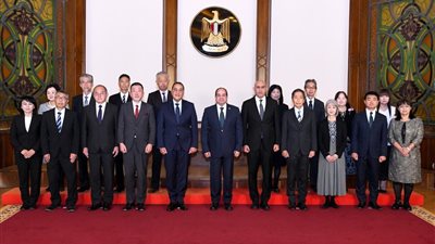  السيسي يجتمع برئيس الحكومة ووزير التعليم والخبراء اليابانيين المتواجدين في مصر (فيديو وصور) 
